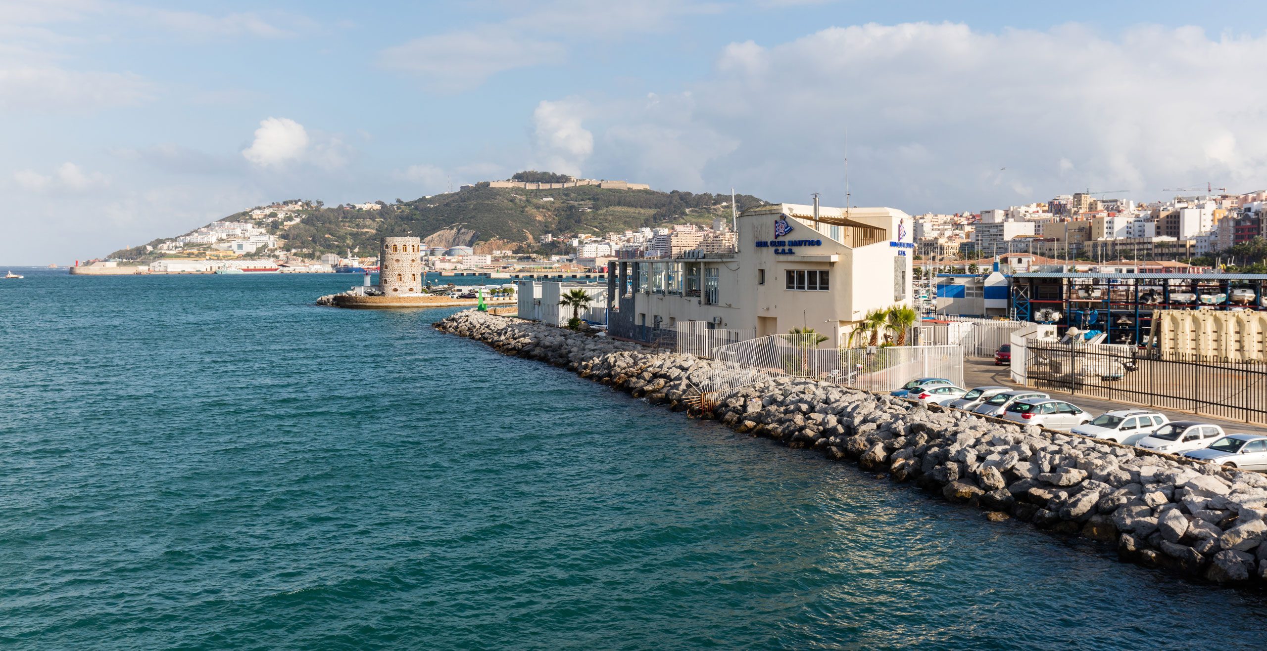 Los visitantes de Ceuta pueden explorar una gran variedad de lugares históricos, como la antigua ciudad romana de Cotta, las Murallas Reales de Ceuta, del siglo XV, y la pintoresca Plaza de África, donde se puede disfrutar de un café o una bebida refrescante mientras se contemplan las impresionantes vistas del mar Mediterráneo.