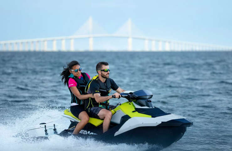 Enjoy a high-speed adventure on Estepona's beautiful coastline with Sunny Waves' watercraft rental. Choose from a variety of rental durations and discover the best corners of the coast. Spark adds a spark to your water outings with its lightweight and compact design.